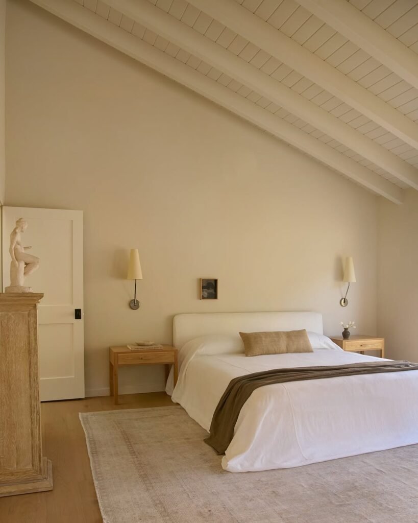 simple yet quite, relaxin and elegent bedroom